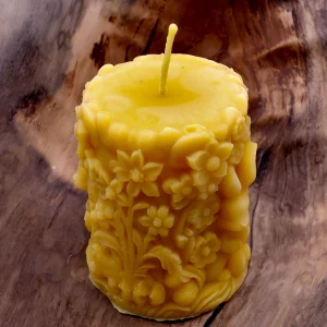 Bienenwachskerze mit Ostermotiv